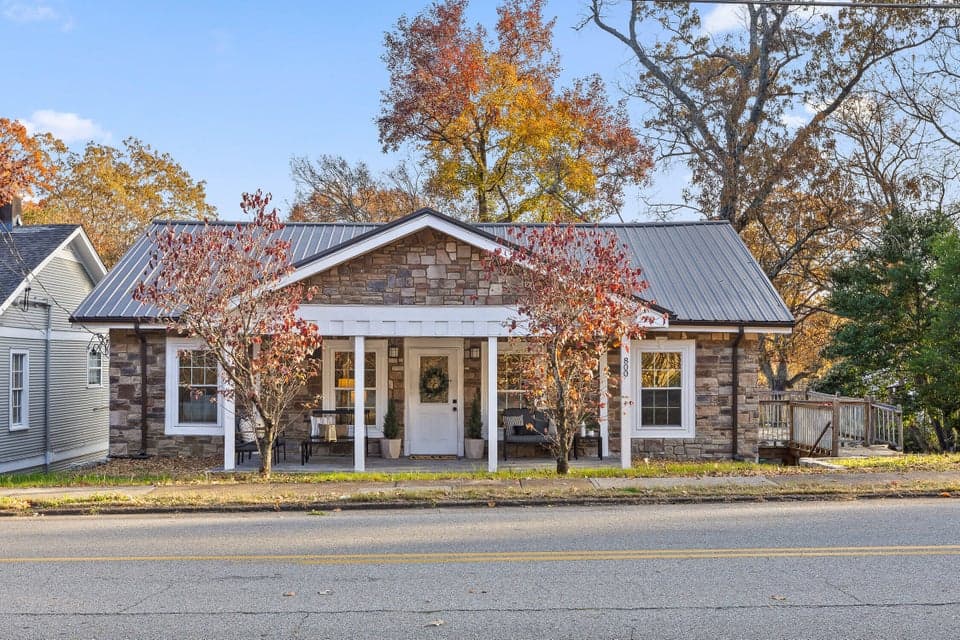 Photo of 800 Barton Avenue