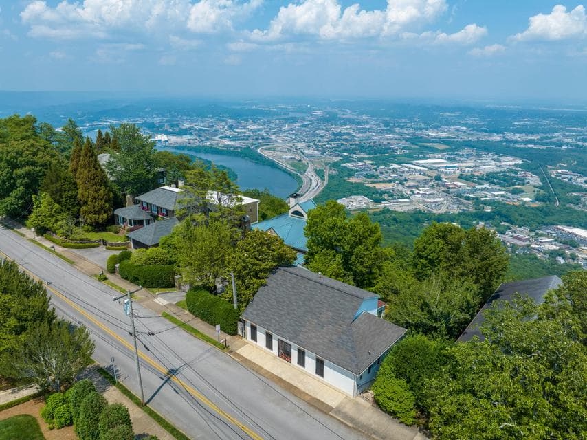 Photo of 1003 E Brow Road