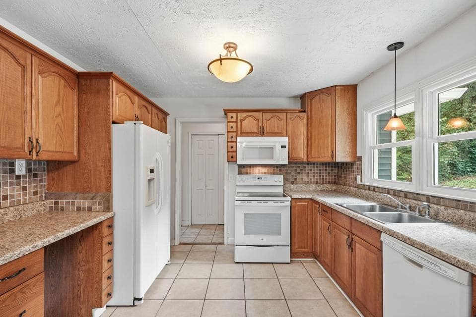 Additional photo 2 of 3703 Thrushwood Drive