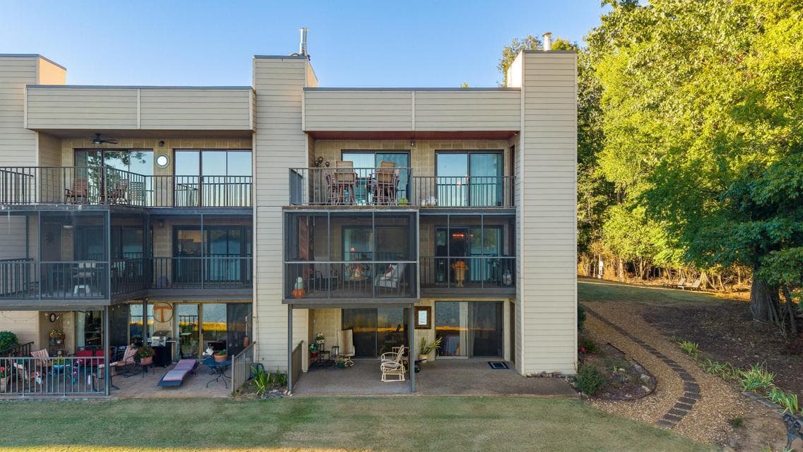 Photo of 4312 Lakeshore Lane, 202